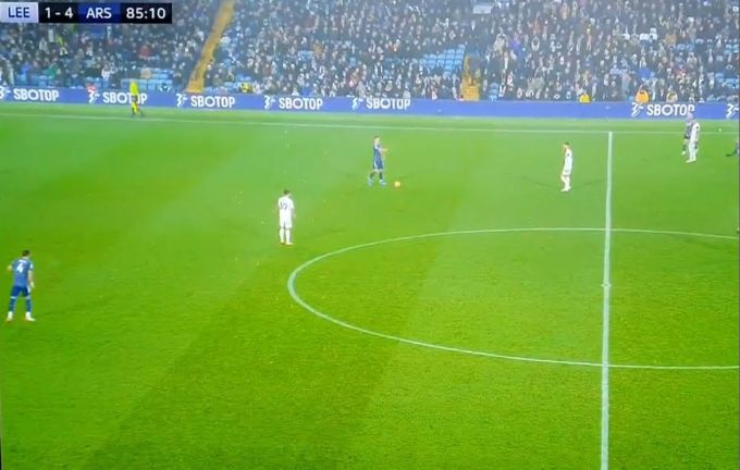 Granit Xhaka sieht im Spiel vo Arsenal gegen Leeds die Gelbe Karte wegen einer Spielverzögerung. Granit Xhaka Arsenal