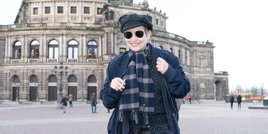 Katharina Thalbach auf dem Theaterplatz vor der Dresdner Semperoper. Foto: Sebastian Kahnert/dpa-Zentralbild/dpa