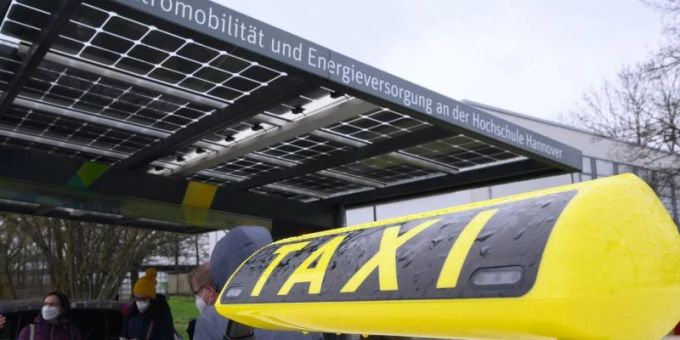 Schon vor der Pandemie stand das Taxigewerbe durch Konkurrenten wie Fahrdienstvermittler Uber unter Druck. Foto: Julian Stratenschulte/dpa Schon vor der Pandemie stand das Taxigewerbe durch Konkurrenten wie Fahrdienstvermittler Uber unter Druck. Foto: Julian Stratenschulte/dpa