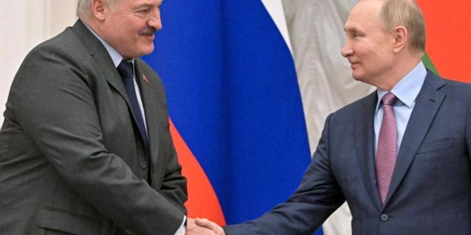 Präsident Alexander Lukaschenko (linsk) will per Verfassungsänderung eine Statonierung auch von russischen Atomwaffen in Belarus ermöglichen. (Im Bild mit Russlands Präsident Wladimir Putin). Foto: Sergei Guneyev/Pool Sputnik Kremlin/AP/dpa Präsident Alexander Lukaschenko (linsk) will per Verfassungsänderung eine Statonierung auch von russischen Atomwaffen in Belarus ermöglichen. (Im Bild mit Russlands Präsident Wladimir Putin). Foto: Sergei Guneyev/Pool Sputnik Kremlin/AP/dpa