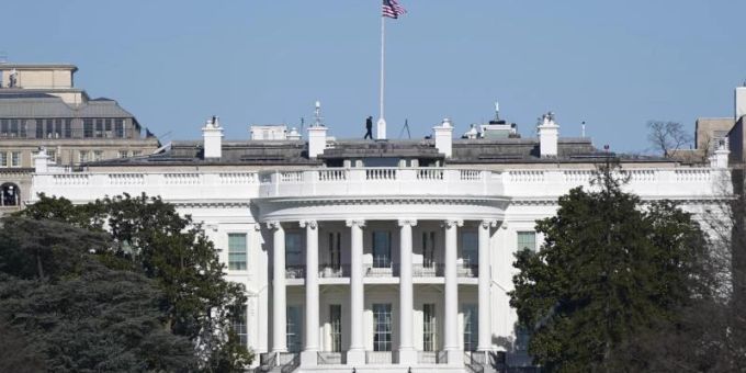 Das Weisse Haus in Washington. US-Bürgern und Institutionen sind ab sofort Transaktionen mit der russischen Zentralbank verboten. Foto: Patrick Semansky/AP/dpa Das Weisse Haus in Washington. US-Bürgern und Institutionen sind ab sofort Transaktionen mit der russischen Zentralbank verboten. Foto: Patrick Semansky/AP/dpa