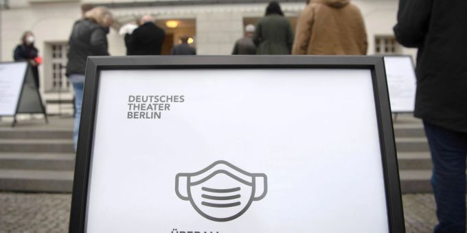 Besucher stehen vor dem Deutschen Theater. Wichtige Kulturinstitutionen in Berlin und andernorts wollen auch nach dem Wegfall der meisten Corona-Regelungen an einer Maskenpflicht festhalten. Besucher stehen vor dem Deutschen Theater. Wichtige Kulturinstitutionen in Berlin und andernorts wollen auch nach dem Wegfall der meisten Corona-Regelungen an einer Maskenpflicht festhalten.