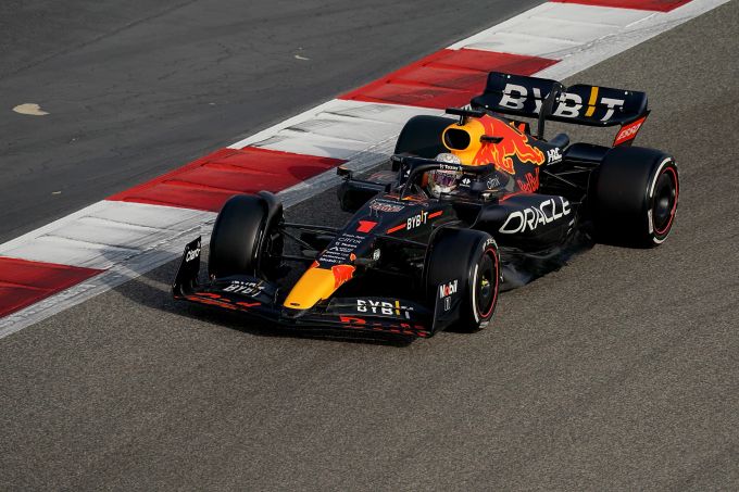 Weltmeister Max Verstappen am Steuer des Red Bull RB18 beim Vorsaison-Test der Formel 1 in Bahrain. Formel 1 Red Bull