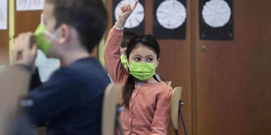 In einem offenen Brief an den Bundesrat fordern sieben zivilgesellschaftliche Gruppen einen besseren Schutz der Kinder vor dem Coronavirus und sichere Schulen. (Archivbild)