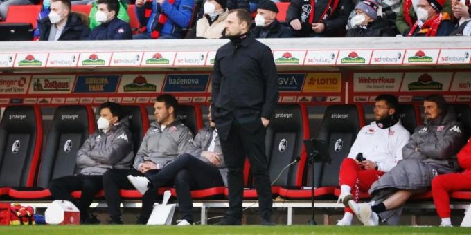 Der Mainzer Trainer Bo Svensson (M) vor dem Leverkusen-Spiel: Defensivstärke seines Teams sei der Schlüssel zum Erfolg. Foto: Philipp von Ditfurth/dpa Der Mainzer Trainer Bo Svensson (M) vor dem Leverkusen-Spiel: Defensivstärke seines Teams sei der Schlüssel zum Erfolg. Foto: Philipp von Ditfurth/dpa