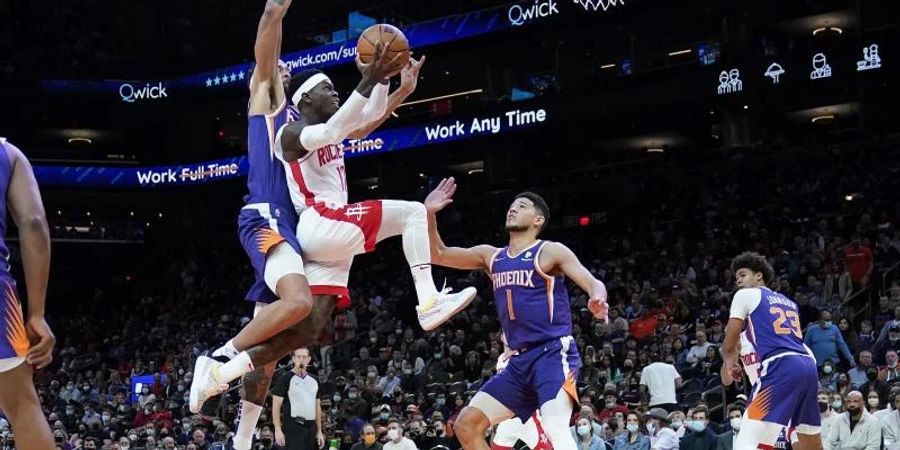 Houstons Guard Dennis Schröder (m) zieht zum Korb. Foto: Matt York/AP/dpa