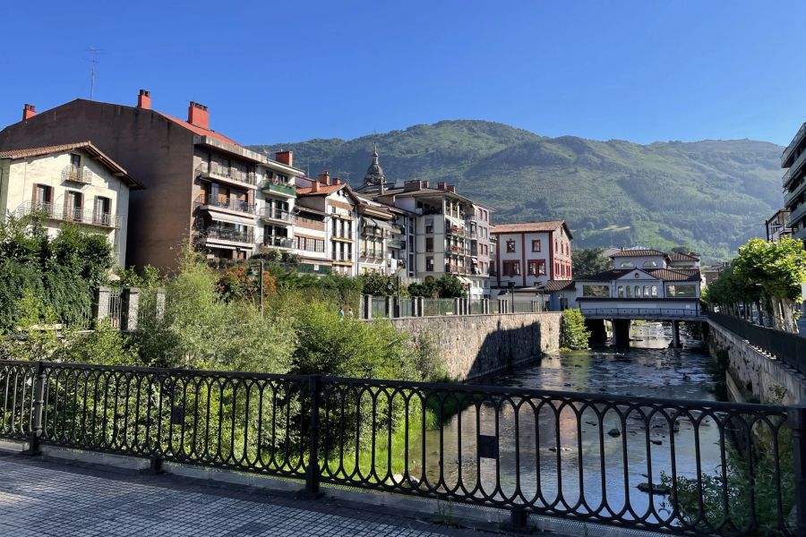 Brücke Fluss Stein Promenade Häuser Berge grün