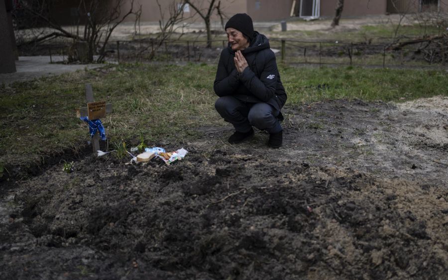 Tanya Nedaschkiwska, 57, betrauert den Tod ihres Mannes an der Stelle, an der er begraben wurde, in Butscha am 4. April 2022.