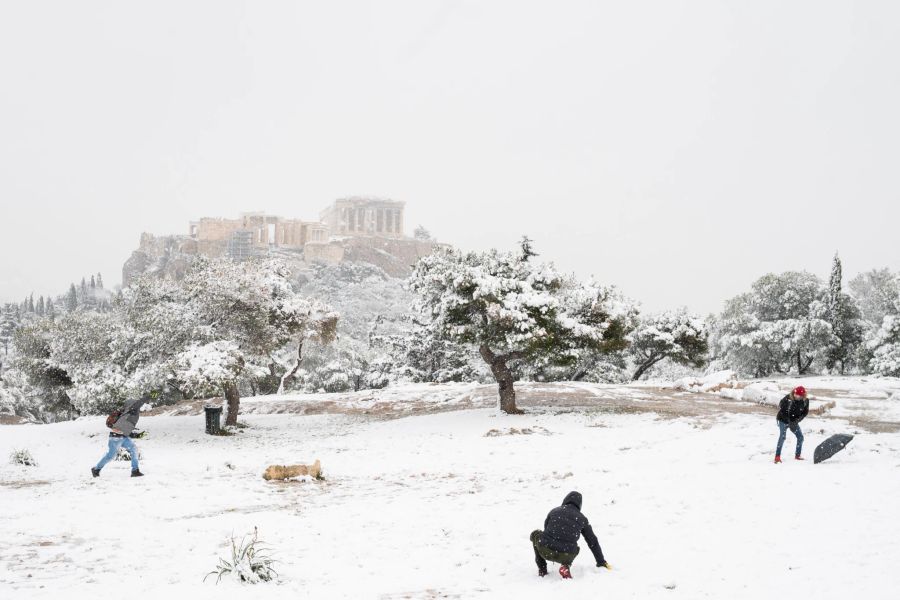 Ein Schneesturm hat die Akropolis in Athen in Weiss gehüllt.