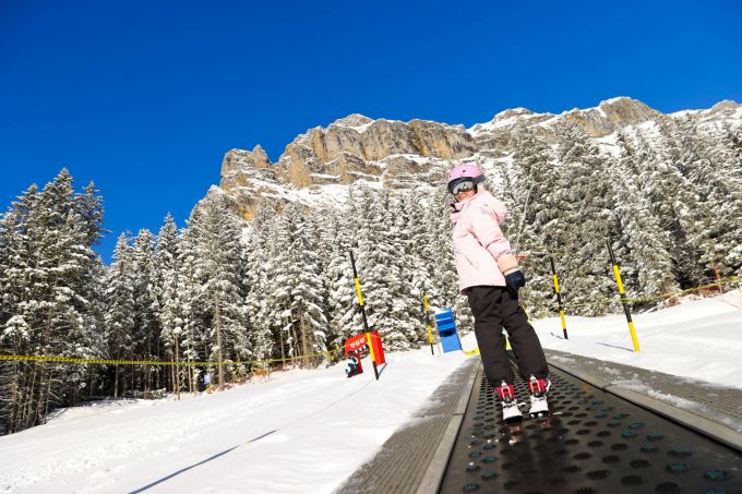 Optimal für Kinder und Anfänger: Das Ski-Paradies am Oeschinensee. BLS Winterausflüge Oeschinensee