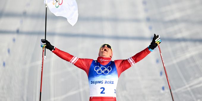Alexander Bolschunow freut sich über seinen Olympia-Triumph. Olympia 2022