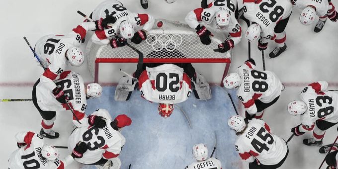 Das Schweizer Eishockey-Team beim ersten Gruppenspiel. Olympia 2022
