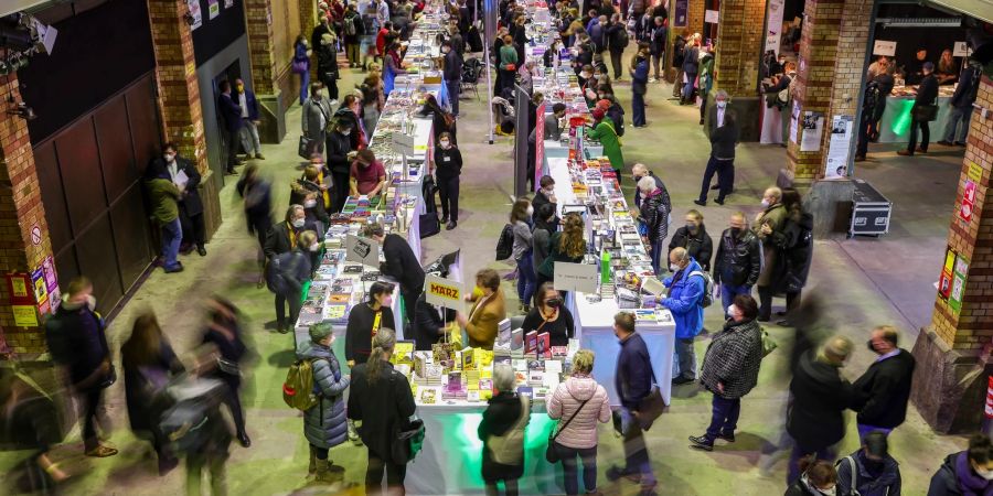 Zahlreiche Gäste besuchen die Buchmesse Pop Up in Leipzig.