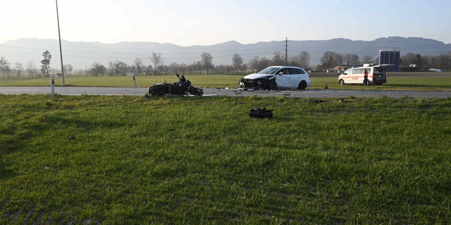 Montlingen: Motorrad kollidiert mit Auto