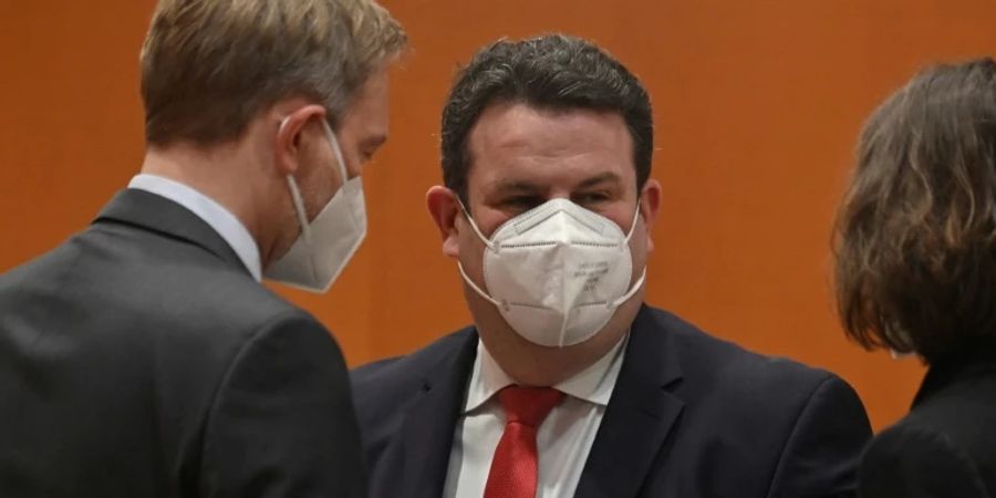 Arbeitsminister Heil (Mitte)