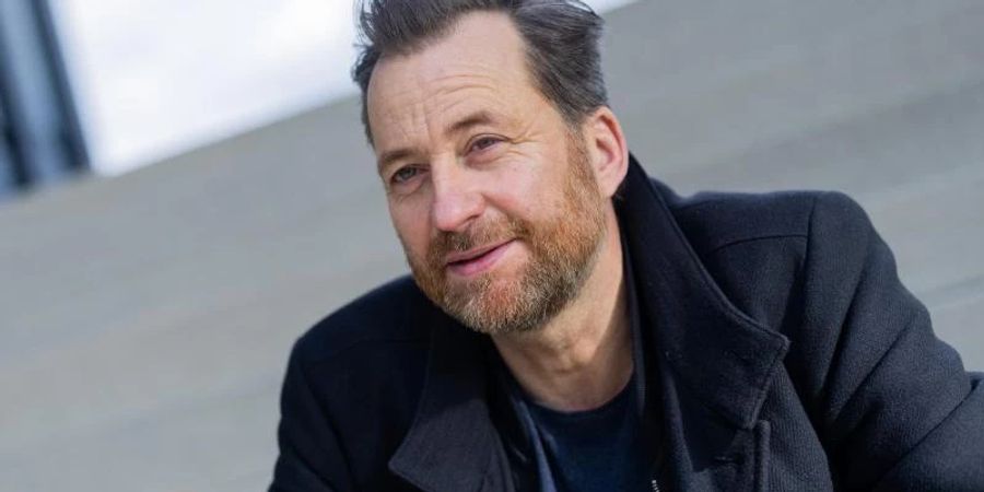 Christian Erdmannkämpft im Fernsehfilm «Eine riskante Entscheidung» um seine kranke Tochter. Foto: Rolf Vennenbernd/dpa
