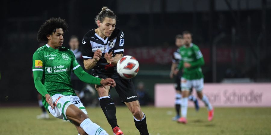 Luganos Numa Lavanchy (r.) und Isaac Schmidt vom FC St.Gallen 1879 im Zweikampf.