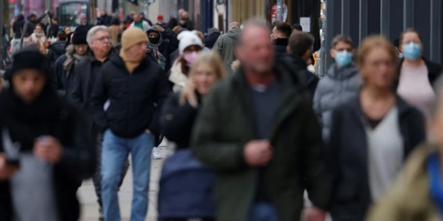 Einkaufsstrasse in Berlin am 18. Februar 2022