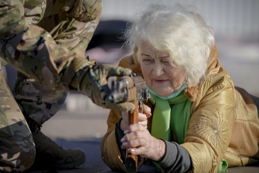 Valentyna Konstantynovska (79) hält eine Waffe während dem Kampftraining für Zivilisten durch die ukrainische Nationalgarde, in Mariupol, Region Donetsk, am 13. Februar 2022.