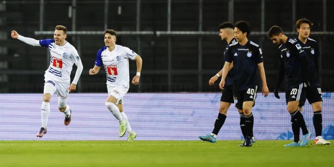FC Luzerns Silvan Sidler (l) jubelt nach seinem Tor zum 2:2 gegen GC. gc fc luzern