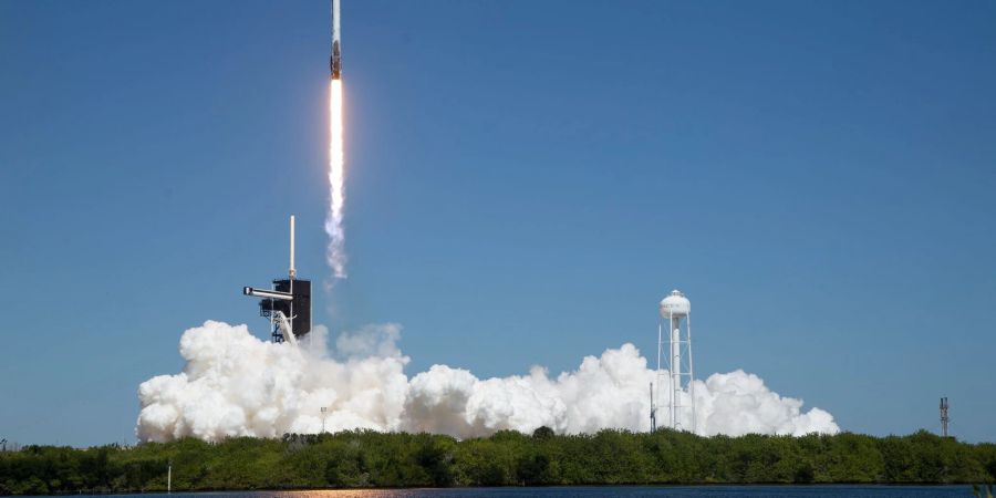 Eine SpaceX Falcon 9-Rakete mit einer «Crew Dragon»-Raumkapsel an Bord hebt vom Weltraumbahnhof Cape Canaveral ab.