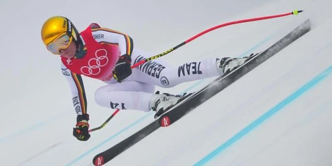 Kira Weidle rast im Training die Olympia-Piste hinunter. Foto: Michael Kappeler/dpa Kira Weidle rast im Training die Olympia-Piste hinunter. Foto: Michael Kappeler/dpa