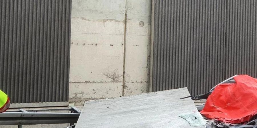 Ein Betonteil einer Lärmschutzwand ist auf der Autobahn 3 auf einen Pkw gefallen. Foto: Daniel Evers/WupperVideo/dpa