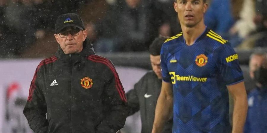 Ralf Rangnick (l) steht an der Seitenlinie, während Cristiano Ronaldo sich auf seinen Einsatz vorbereitet. Foto: Martin Rickett/PA Wire/dpa