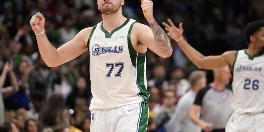 Dallas Mavericks Guard Luka Doncic (l) und Spencer Dinwiddie feiern. Foto: Tony Gutierrez/AP/dpa