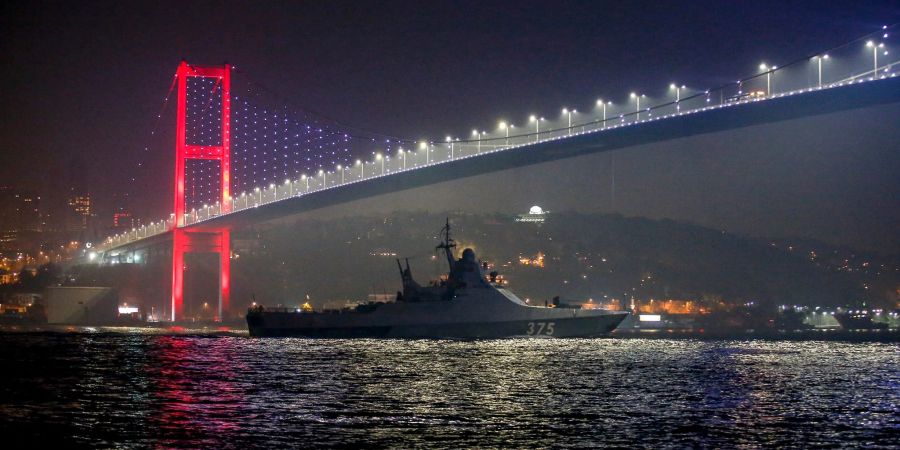 Ein Patrouillenboot der russischen Marine durchquert den Bosporus auf dem Weg zur russischen Flotte im Schwarzen Meer.