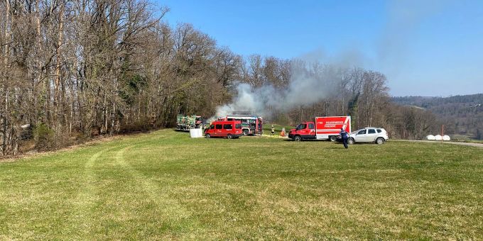 Lampenberg BL: Holzstapel in Brand geraten. Lampenberg BL