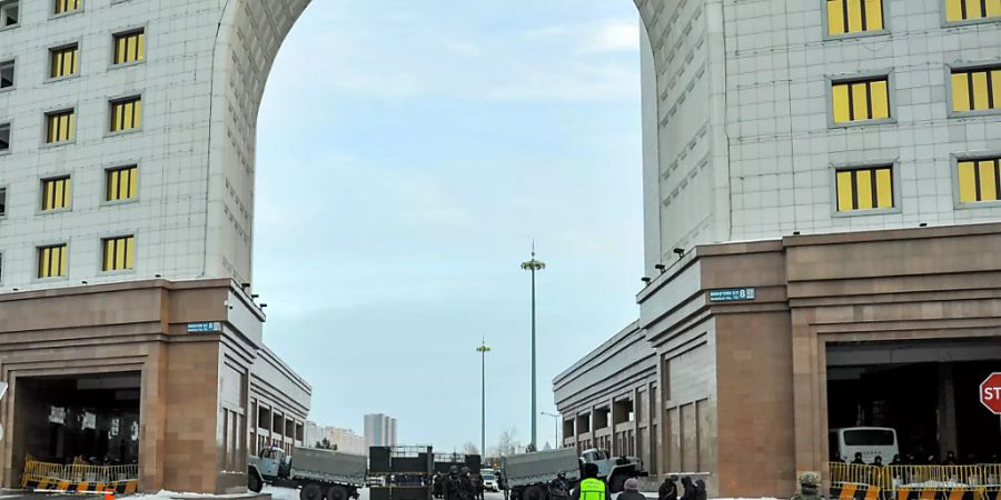 In diesem Bild der Staatsagentur Tass überprüfen Polizei und Militär in der Nähe des Hauses der Ministerien in Nur-Sultan, der Hauptstadt Kasachstans. Das von Russland dominierte Militärbündnis OVKS will nach seinem Eingreifen in der Republik Kasachstan über das weitere Vorgehen beraten. Foto: Turar Kazangapov/TASS/dpa