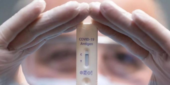 Ein medizinischer Mitarbeiter mit einem negativen Corona-Schnelltest. Foto: Sebastian Kahnert/dpa Ein medizinischer Mitarbeiter mit einem negativen Corona-Schnelltest. Foto: Sebastian Kahnert/dpa