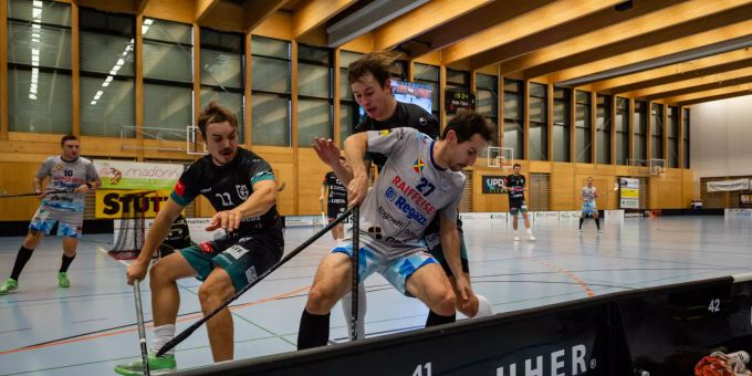 Iiro Lankinen und Raphael Sager im Kampf um den Ball gegen Regazzi Verbano UH Gordola im Vorrundenspiel vom Oktober 2021 Foto01_FBTG_20210101PA