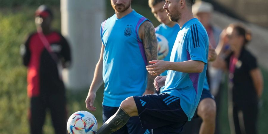 Argentiniens Lionel Messi kontrolliert den Ball.