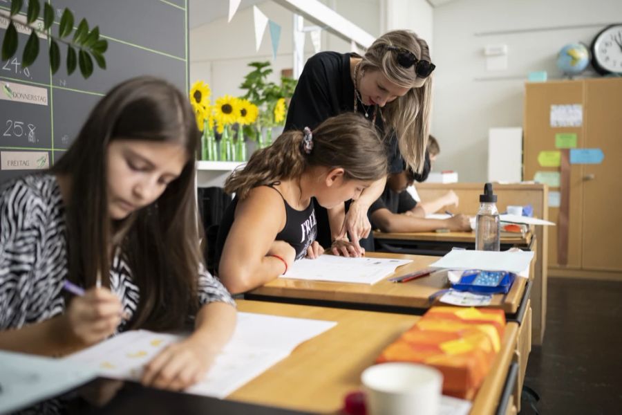 Weil noch immer Lehrermangel herrscht, helfen in den Schweizer Schulen seit drei Monaten Undiplomierte aus. (Symbolbild)