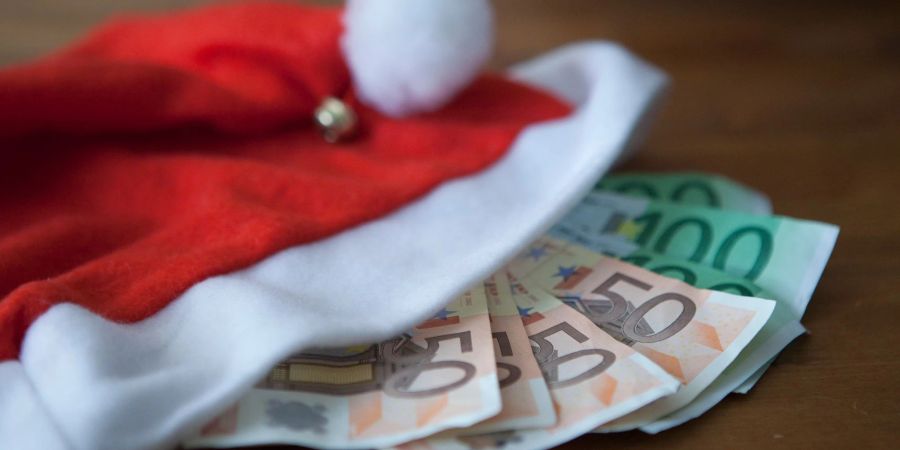 Auch in Bezug auf das Weihnachtsgeld gilt: Vertrag genau lesen.