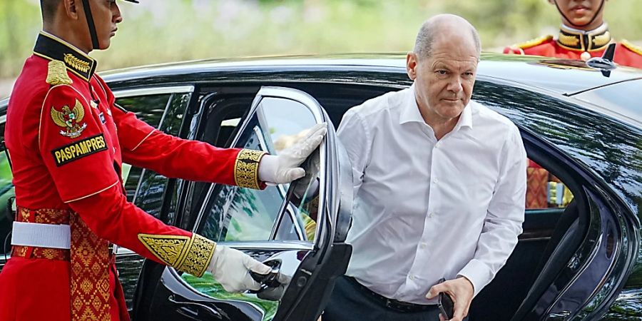 dpatopbilder - Bundeskanzler Olaf Scholz (SPD), steigt am Rande des G20-Gipfels aus seinem Wagen. Foto: Kay Nietfeld/dpa