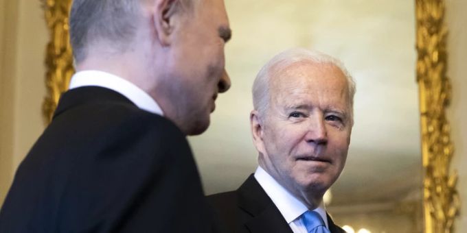 Russlands Machthaber Wladimir Putin und US-Präsident Joe Biden bei einem Treffen in Genf im Jahr 2021. putin biden ukraine-krieg