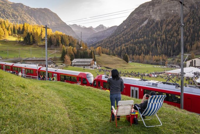 Ein Zug der Rhätischen Bahn (RHB) ist auf dem Weg, einen Weltrekord für den längsten Personenzug aufzustellen. weltrekord