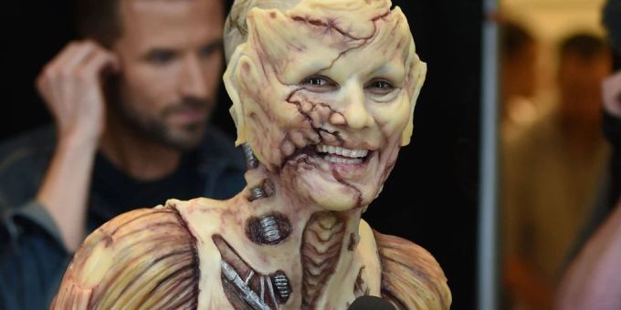 Zu Halloween - Heidi Klum postet Vorbereitung – braungebrannt und nackt