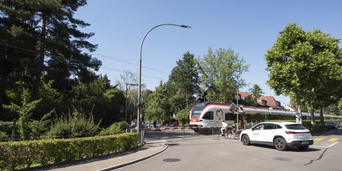 Die S6 Wiesentalbahn von Zell (D) nach Basel am Bahnübergang in Riehen. Die Züge fahren an Werktagen im 30-Minuten-Takt. Die S6 Wiesentalbahn von Zell (D) nach Basel am Bahnübergang in Riehen. Die Züge fahren an Werktagen im 30-Minuten-Takt.
