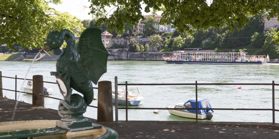 Der Basiliskenbrunnen am Rhein beim Referenzgässlein in Basel.