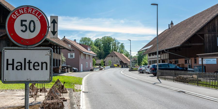 Die Ortstafel von Halten an der Hauptstrasse zwischen Kriegstetten und Halten.