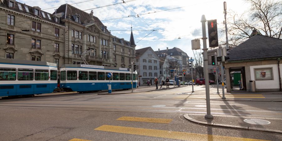 Die Tramstation Kunsthaus in der Stadt Zürich.