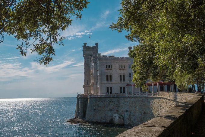 Das Schloss Miramare in Triest. Schloss am Meer