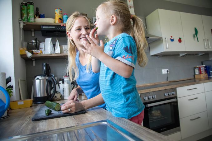 Obst und Gemüse gehören einfach dazu! Wer das schon als Kind lernt, hat auch als Erwachsener meist gesündere Ernährungsgewohnheiten. Küche Gurke Mutter Kind Abwasch Gemüse