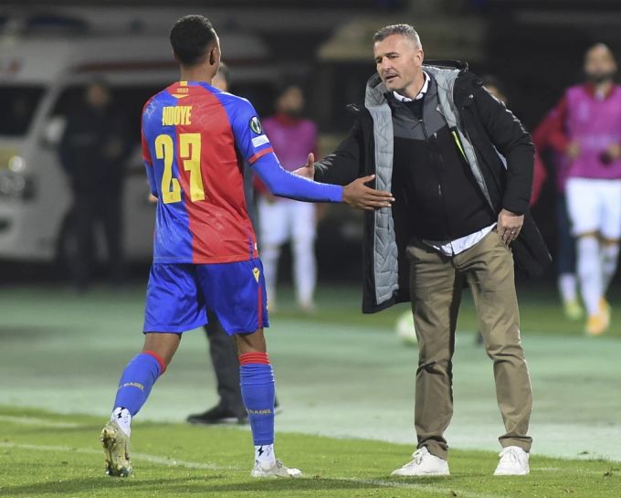 Basels Dan Ndoye sieht nach einer Schwalbe die zweite Gelbe Karte und wird des Feldes verwiesen. fc basel