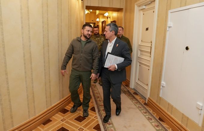 Bundespraesident Ignazio Cassis, links, trifft den ukrainischen Präsidenten Wolodymyr Selenskyj, am Donnerstag, 20. Oktober 2022 in Kiew. Wolodymyr Selenskyj Ignazio Cassis
