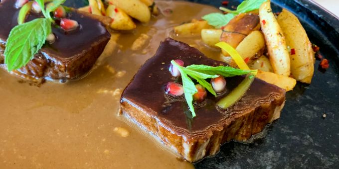 Wer im «Jiwan» Beef brisket bestellt, bekommt zwei zarte Brustscheiben vom Rind mit Kartoffelviertel und Salat auf den Tisch. Rind Gericht Kartoffel Beef Katar